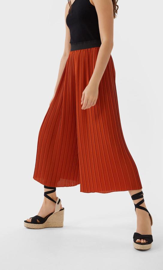 Diseño plisado para este pantalón culotte en color mandarina con cintura elástica a contraste en negro. De 19,99 euros ha pasado a 12,99 euros y está disponible entre las tallas XS y L.