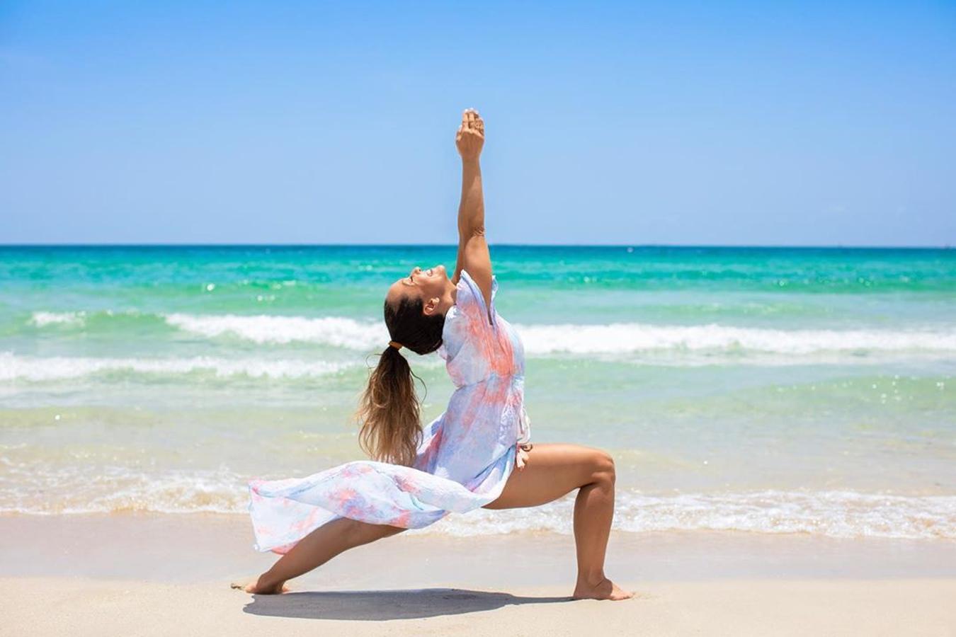 Kino MacGregor es profesora de yoga, ha escrito tres libros sobre el tema, tiene 6 DVD practicando Ashtanga Yoga y es la cofundadora de una revista sobre el tema y un centro en Miami en el que, por supuesto, se practica yoga. El yoga es su vida y los más de 1700 vídeos que puedes encontrar en su canal lo demuestran. Además de una técnica perfecta, Kino presta atención a la vertiente más espiritual del tema, esa que te aporta un plus de paz mental y un estilo de vida más tranquilo. Su challenge de yoga en 30 días es un imprescindible.