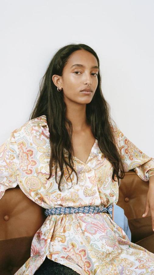 Vestido camisero fluido con estampado, de la nueva colección de Zara (29,95 euros).