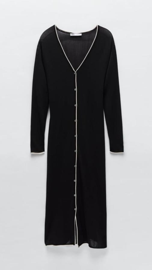 Cárdigan larga con detalle en blanco, de la nueva colección de Zara (29,95 euros).