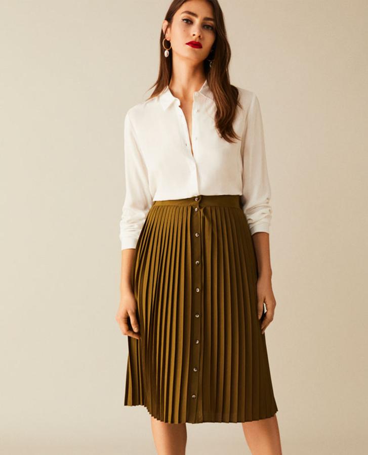 Falda plisada con botonadura frontal, de las rebajas de Lefties (5,99 €).