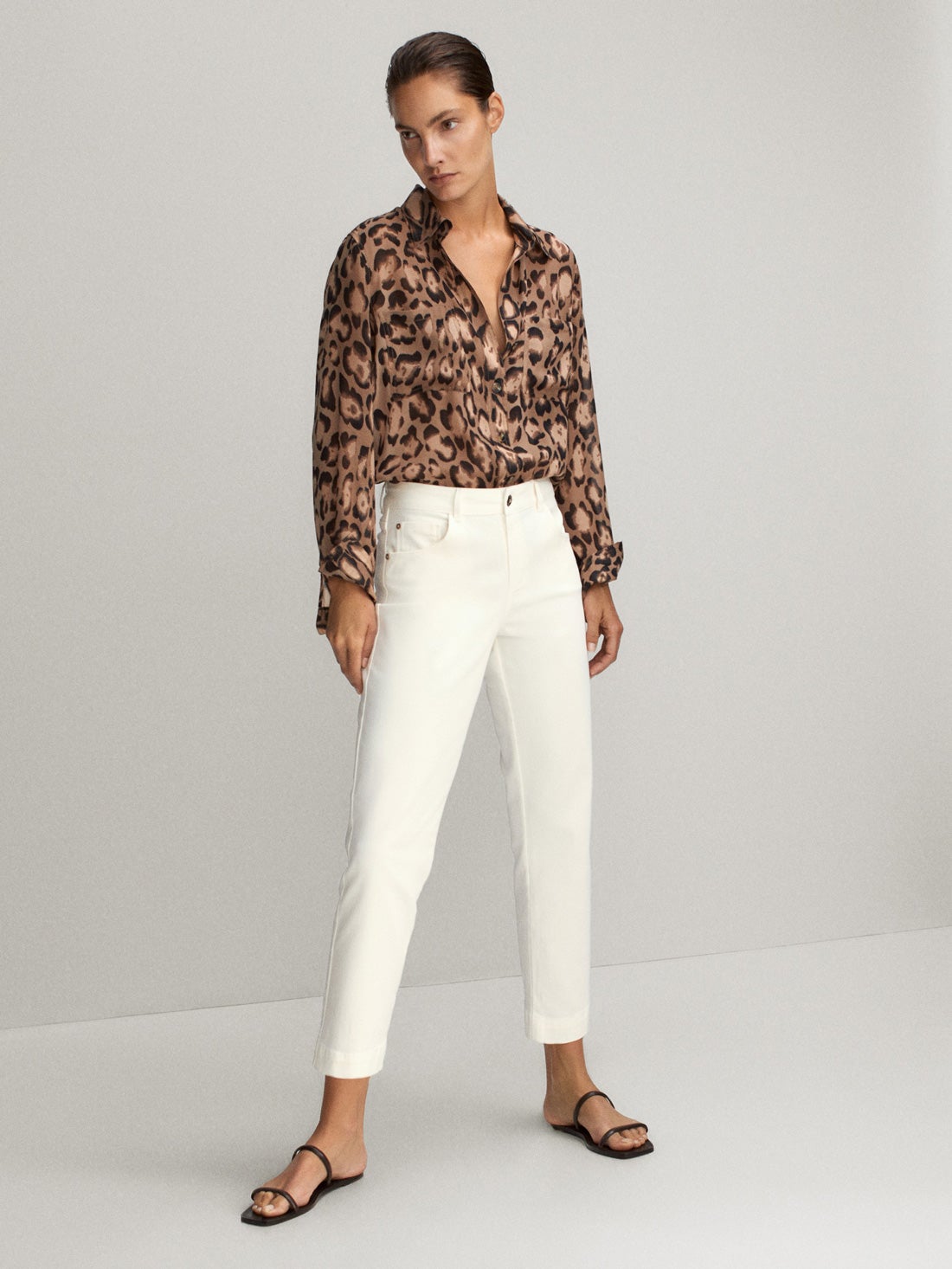 Otro estampado más que triunfa entre las tendencias de la temporada: el leopardo. Ficha esta camisa rebajada de Massimo Dutti por 19,95 euros.
