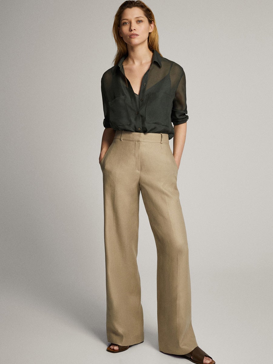 Camisa de cuello clásico con tejido de seda semitransparente en tono verde oscuro. Antes: 49,95 euros. Ahora: 19,95 euros.