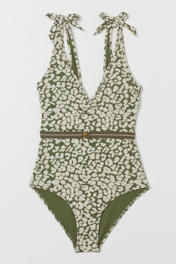 Con escote de pico delante y detrás y copas con relleno extraíble, este balador con tirantes cuenta con cinturón fijo que define la cintura y tiene un precio rebajado de 24,99 euros.