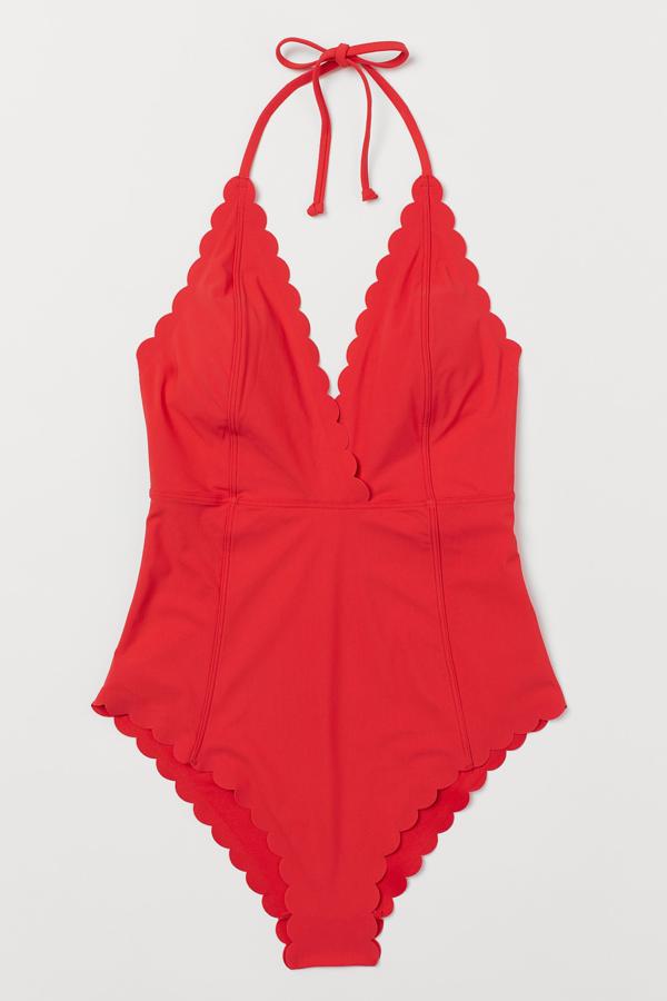 En color rojo, este traje de baño con ribetes cortados por láser cuenta con copas acolchadas con relleno extraíble y tiene un precio de 17,99 euros.