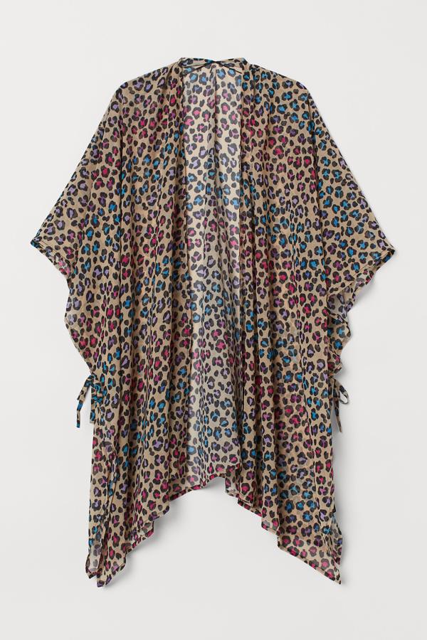 Con estampado de leopardo, este caftán playero corto en gasa vaporosa cuenta con tiras en los laterales y tiene un precio rebajado de 10,99 euros.