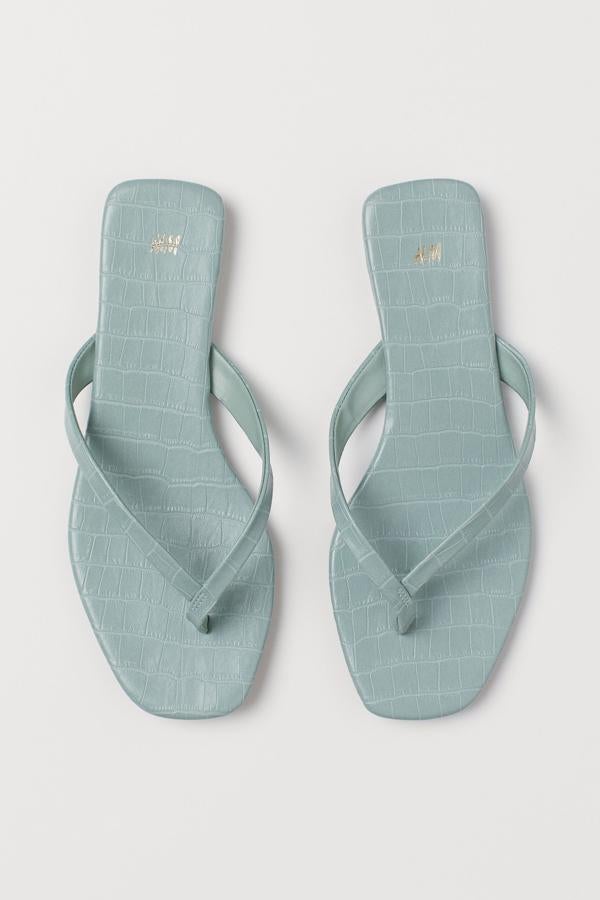 Disponibles en varios colores, estas chanclas verdes con efecto cocodrilo con puntera cuadrara están rebajados a más de la mitad de su precio, y ahora cuestan 6,99 euros.