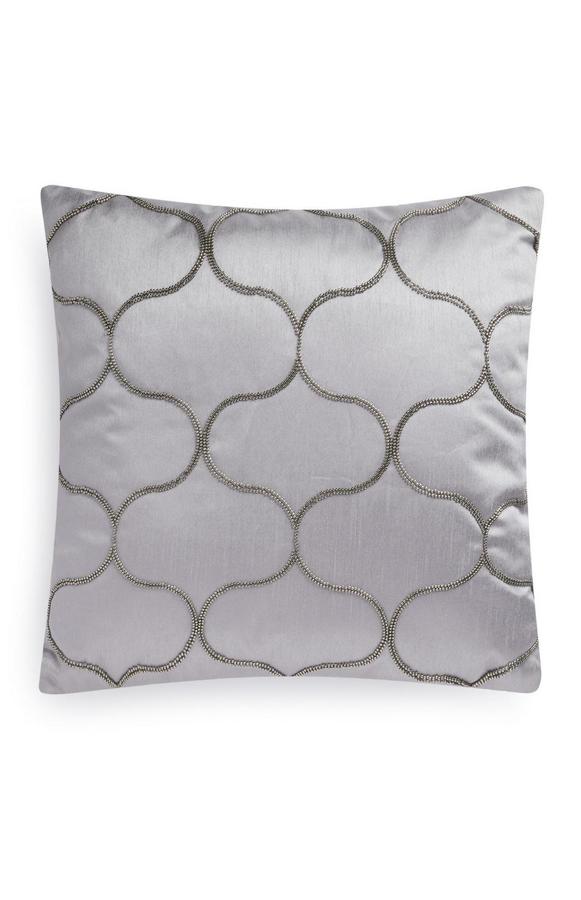 En satén de color gris y con detalle de cuentas, este cojín de Primark Home tiene un precio de 10 euros.