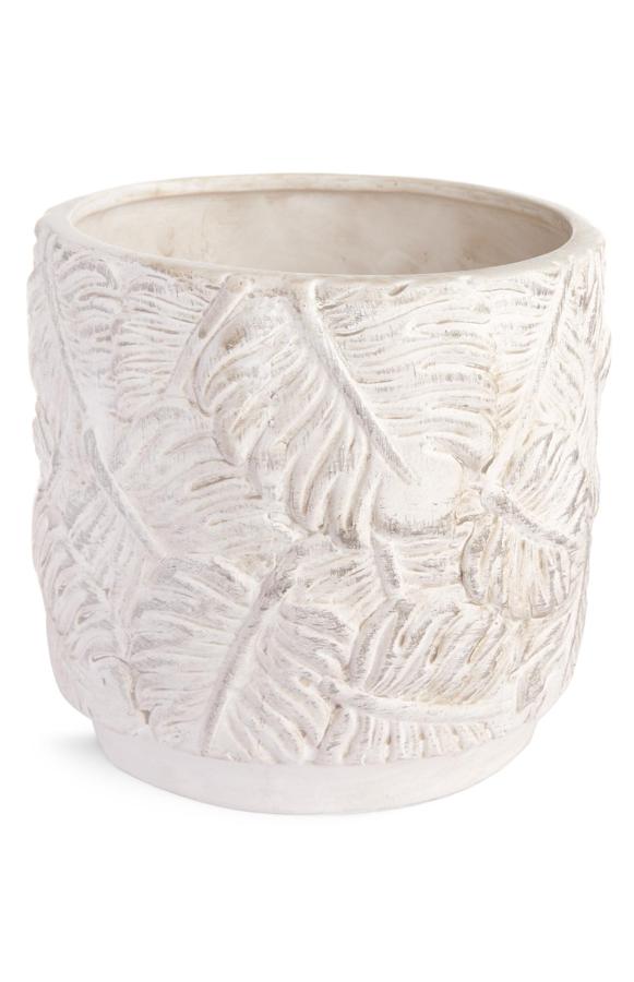 Este macetero en color blanco con efecto texturizado de hojas tiene un precio de 5 euros y es de Primark Home.