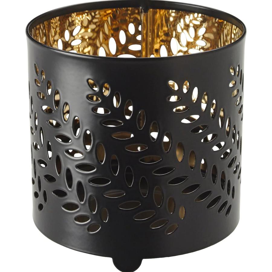 Este portavelas metálico en color negro con perforaciones en forma de hojas es de Ikea y tiene un precio de 2 euros.