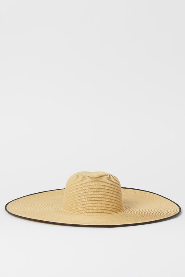 Este sombrero en paja de papel con ala ancha de 16 centímetros está causando sensación. Con cinta en color negro, tiene un precio de 9,99 euros.
