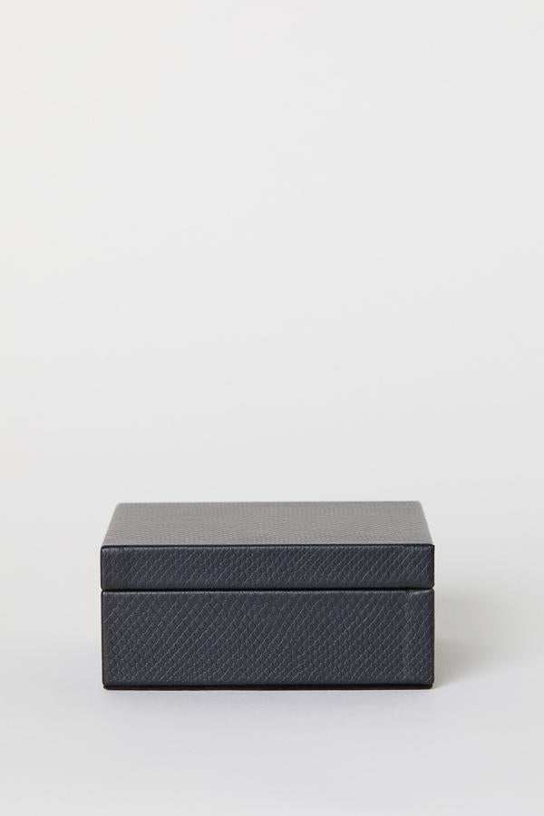 En color negro, esta caja revestida en piel sintética con interior en ante sintético tiene unas medidas de 5 x 10,5 x 12 y un precio de 4,99 euros.