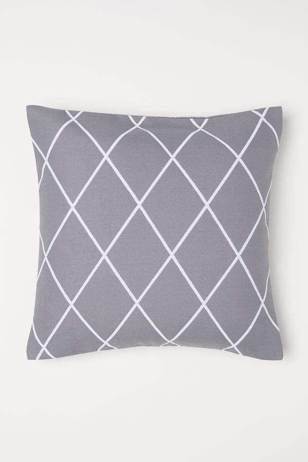 Con un tamaño de 50 X 50 centímetros, este cojín en Jacquard de color gris tiene un precio rebajado de 3,99 euros.