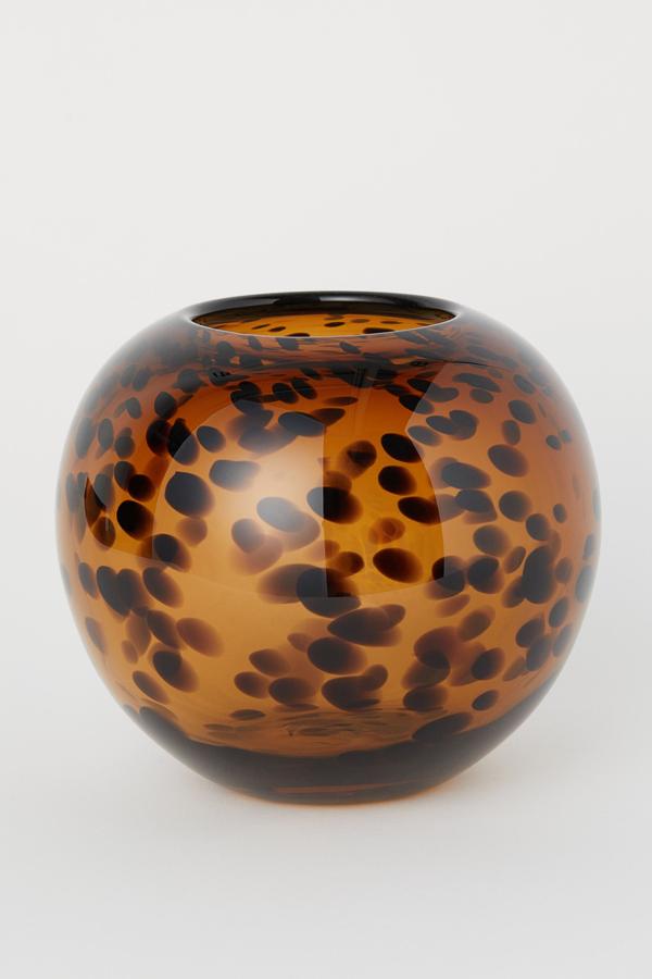 En color marrón (también está disponible en verde), este jarrón redondo de vidrio con diseño tiene un precio de 12,99 euros.