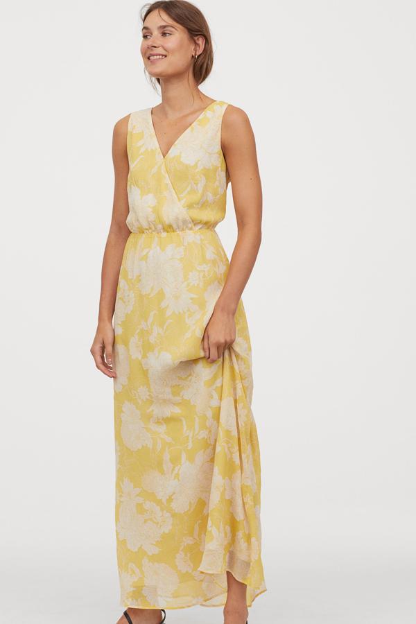 En color amarillo y estampado floral, este vestido de gasa de H&M cuenta con escote de pico pronunciado tanto delante como detrás. Está rebajado a la mitad de su precio, y ahora cuesta 24,99 euros.