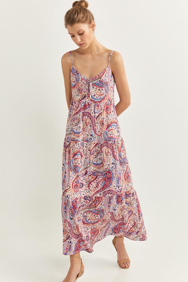 De tirantes y de multitud de colores, este vestido estampado con detalle de lazo y cruzado en el escote cuenta con volante en el bajo. Es de Springfield y tiene un precio de 24,99 euros.