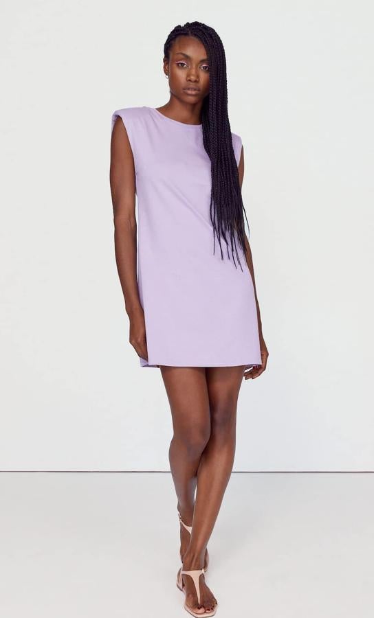 Este vestido color de cuello redondo y manga sisa con detalle de hombreras está disponible en varios colores. Tiene un precio de 15,99 euros.