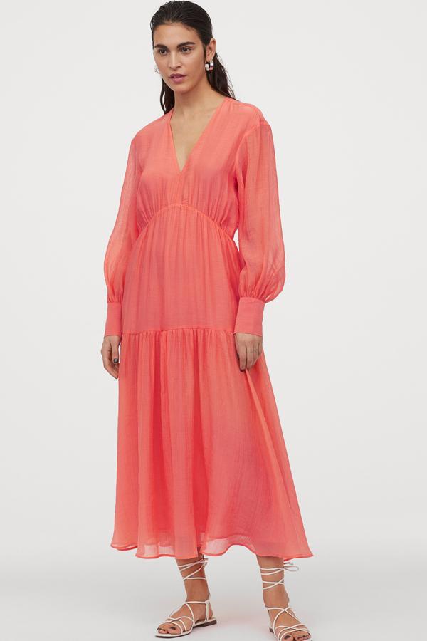 Este vestido maxi en color coral, también está disponible con estampado de leopardo o en amarillo). Con escote de pico, hombros caídos y mangas abullonadas con puños sencillos, es de H&M y tiene un precio de 24,99 euros.