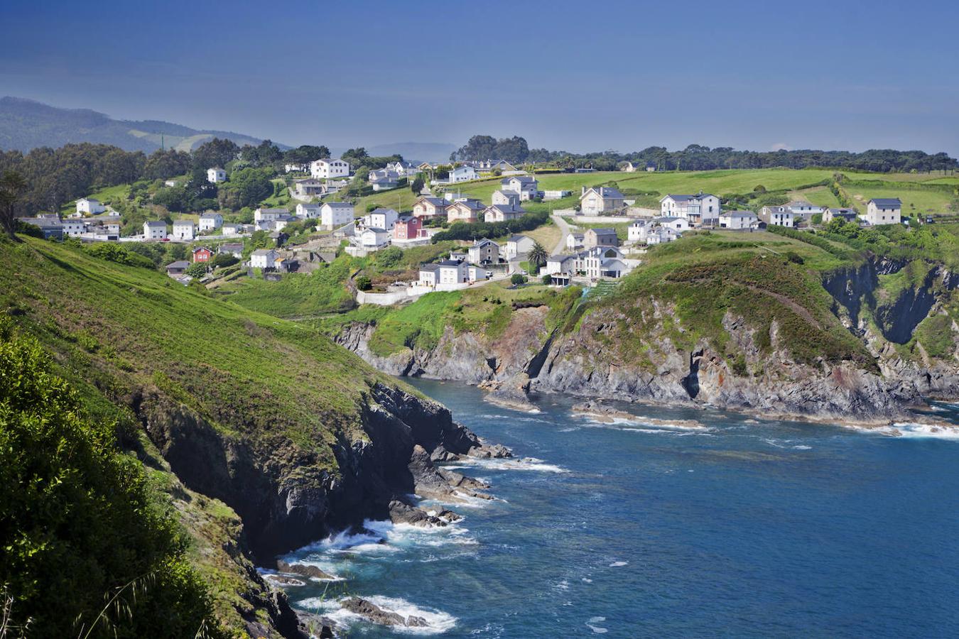 Esta maravillosa aldea del municipio de Coaña concentra el espíritu de la Asturias más marinera: un encantador puerto, prados que van a morir en pintorescos acantilados sobre el mar, casitas blancas desperdigadas por un tapiz verde y, al fondo, la mancha oscura de frondosos bosques. Sus dos faros y algunas fastuosas casas de indianos (vecinos del pueblo que probaron fortuna en América) redondean una visita imprescindible si estás en la costa occidental de Asturias.