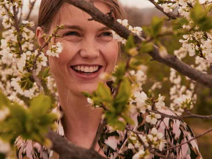 Fotos: Las blusas y camisas estampadas de Mango que puedes comprar por menos de 10 euros