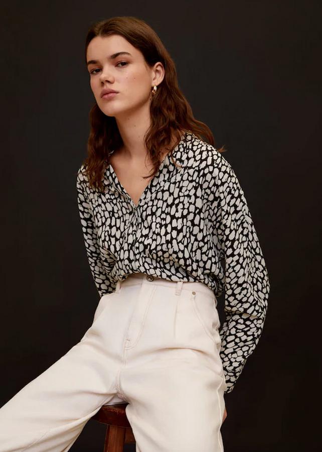 Estampado en color crudo sobre fondo negro para esta blusa de tejido fluido con mangas largas abotonadas y cierre de botones en la parte delantera. De 19,99 euros ha pasado a 7,99 euros y está disponible en las tallas XS y S.