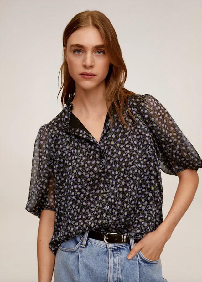 Tejido fluido y mangas cortas abullonadas para esta blusa con estampado floral en tonos lilas con cuello redondo con detalle de pliegues. De 25,99 euros ha pasado a 9,99 euros y está disponible entre las tallas XS y L.