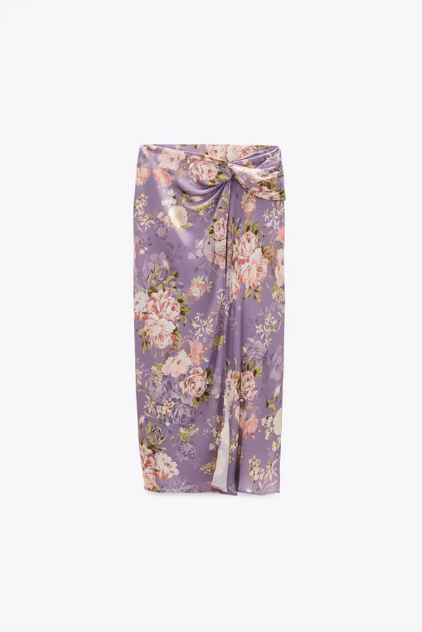 Una de nuestras favoritas es esta bonita falda midi en tonos lila con estampado de flores en tonos rosas y verdes. Con abertura en el bajo y detalle de nudo en delantero, cuesta 29,95 euros y está disponible entre las tallas XS y L.