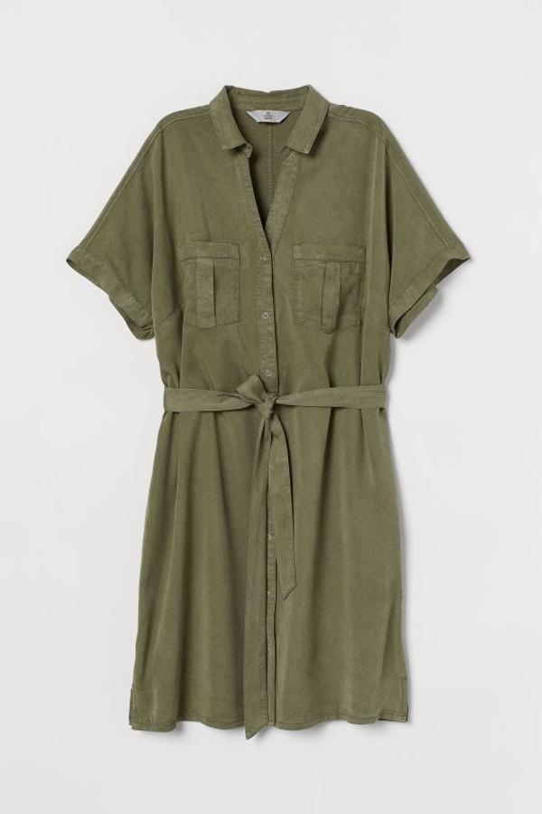 Confeccionado en denim de lyocell sostenible, este vestido verde caqui con suave caída, cuello y botones de presión delantero tiene las mangas cortas y el cinturón extraíble a tono. Cuesta 16,99 euros (24,99 euros) y está disponible en las tallas XXS, XS y S.