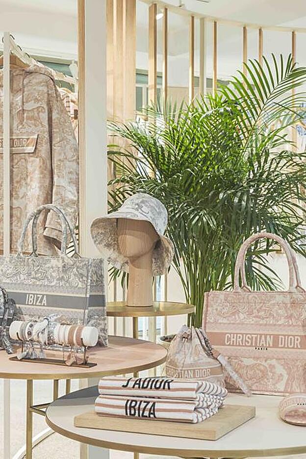 Piezas de la colección cápsula Dioriviera a la venta en exclusiva en la tienda pop up de Dior en Ibiza.
