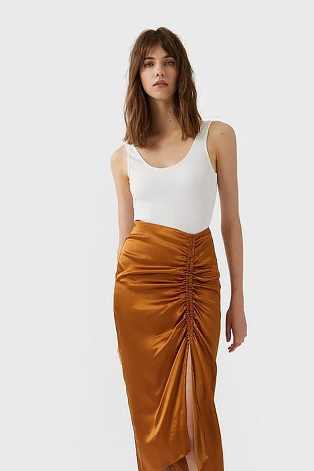 La falda de raso de Stradivarius es de largo midi, ajustable, y cuesta 19,99 euros. Hay tallas desde la XS hasta la XL.