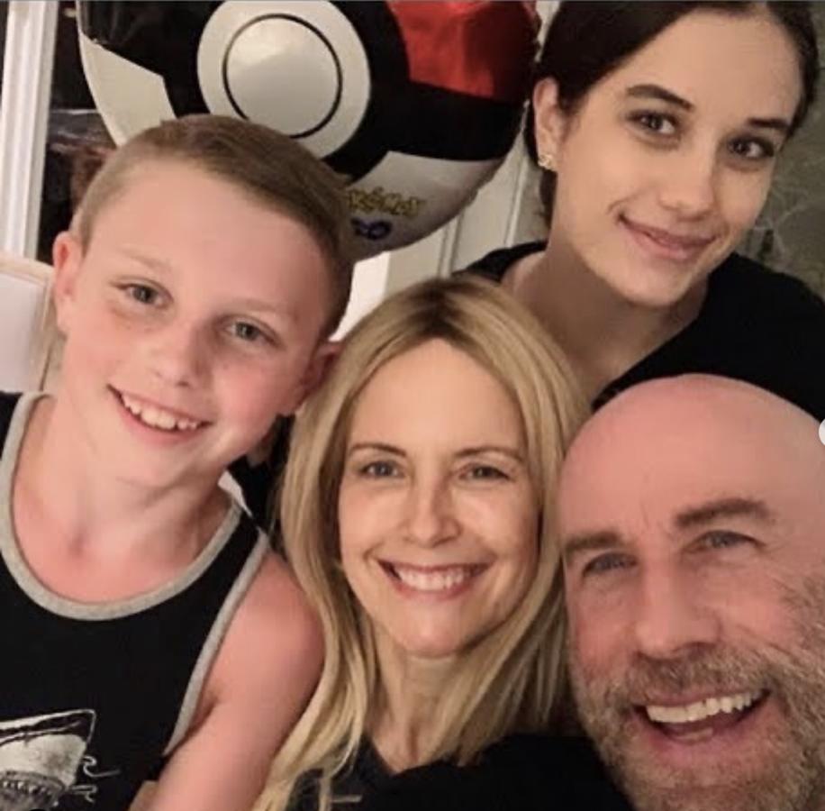 Una de las últimas fotos de Kelly Prestron antes de la triste noticia de su fallecimiento. Aquí está junto a toda su familia: su marido, John Travolta, su hijo Bejamin, de nueve años, y su hija Ella, de 20