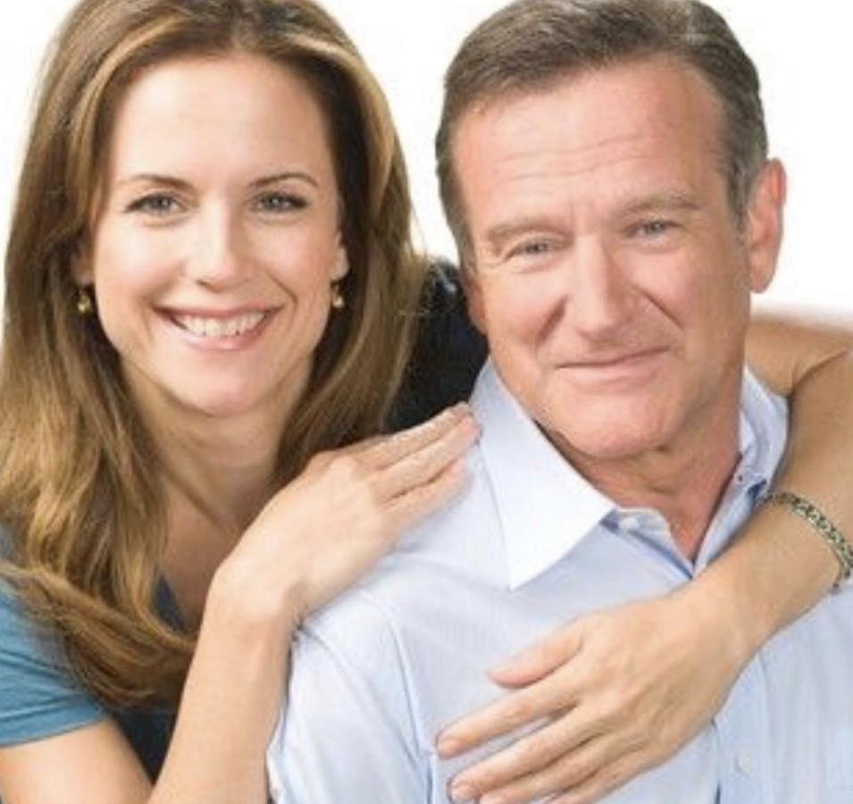 Junto a uno de sus amigos más queridos, Robin Willimas. Su suicidio le afectó mucho y lo recordaba con palabras de cariño en su cuenta de Instagram cada cierto tiempo.