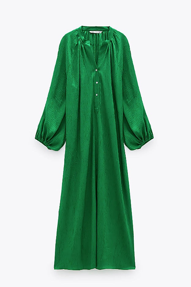 Vestido suelto con mangas globo de Zara, perfecto para la playa.