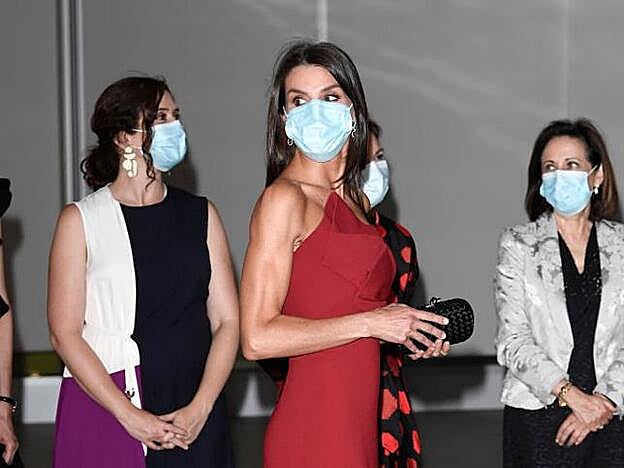 La Reina Letizia, con el modelo rojo que ha lucido en los Premios Mariano de Cavia.