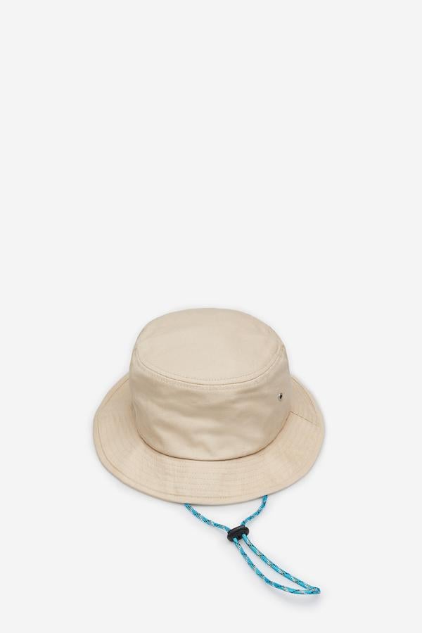 Gorro tipo bucket beige, de Springfield (4,99 euros).