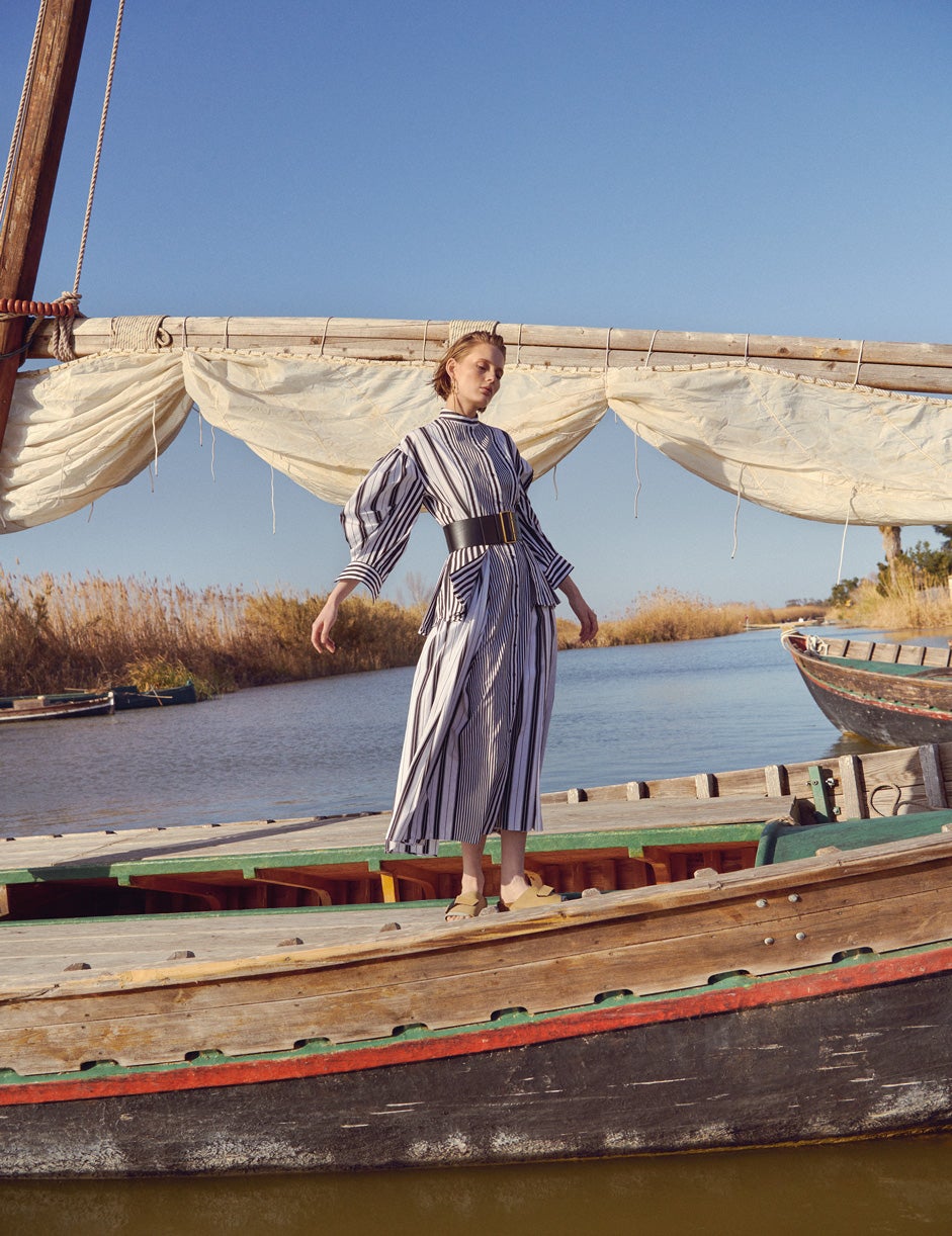 Vestido con cinturón de cuero, de Alexander McQueen, y sandalias de Birkenstock.