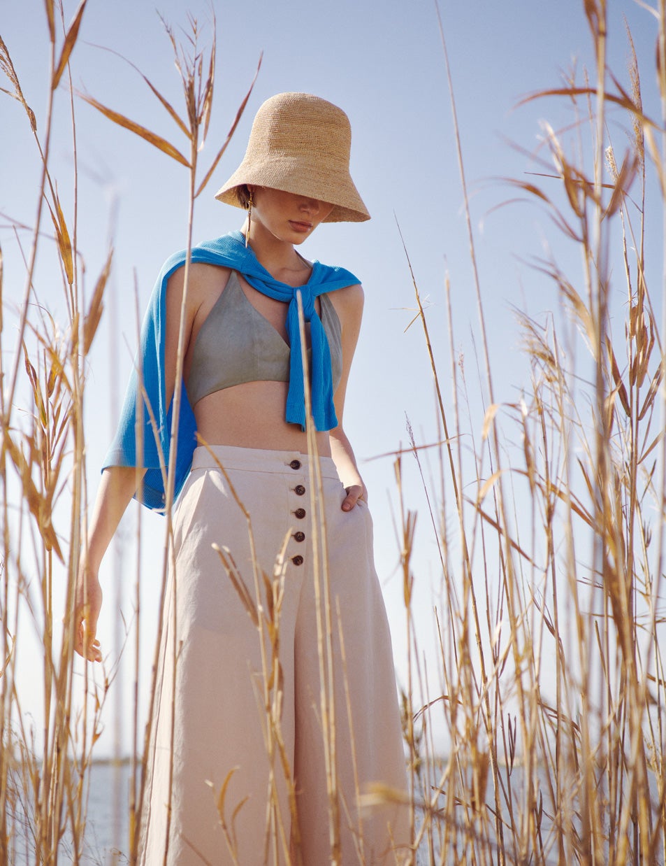 Top de Fendi, pantalón de Pedro del Hierro y camiseta de manga larga, de COS. El gorro es de &Other Stories y los pendientes, de Alexander McQueen.