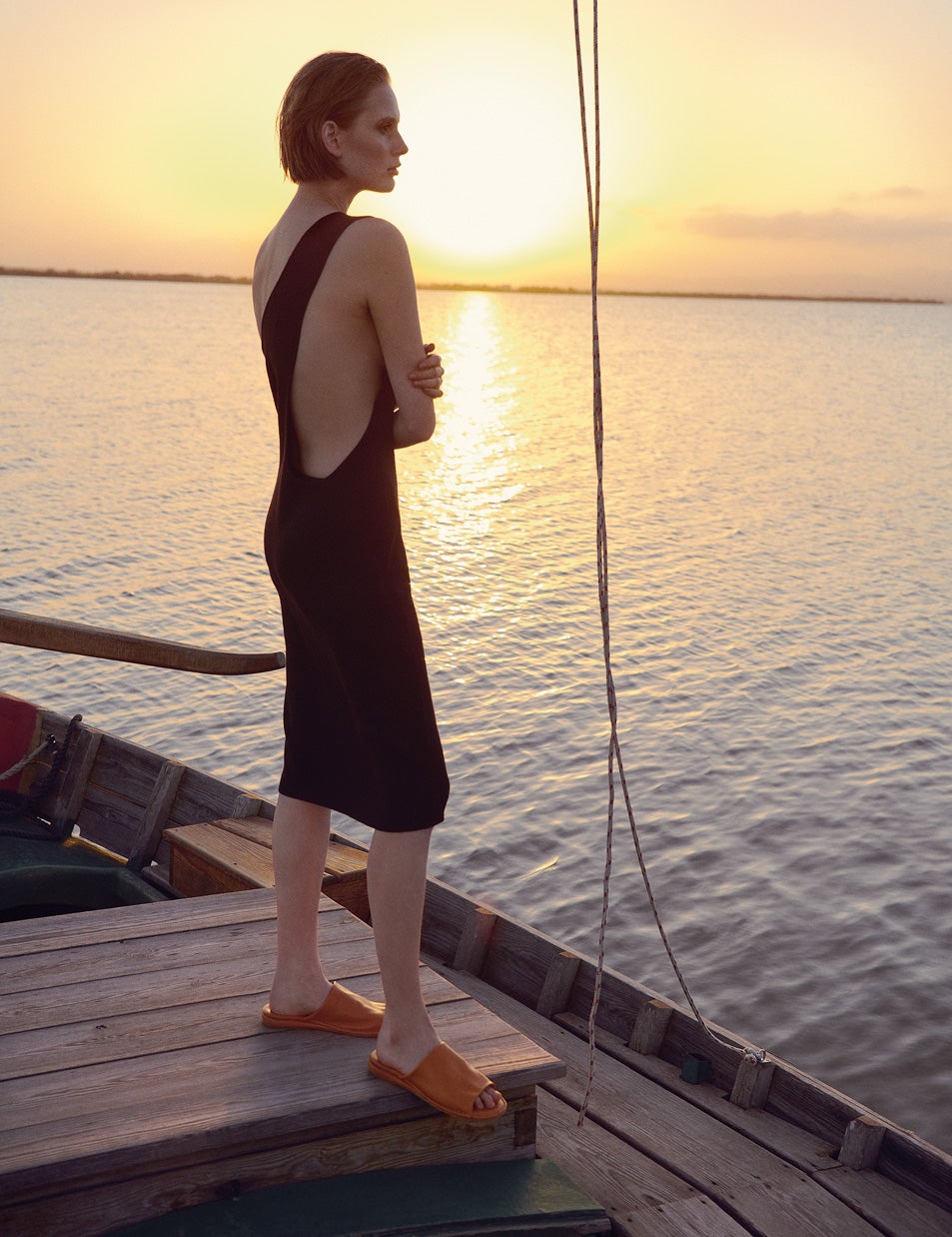 Vestido asimétrico de Bottega Veneta y sandalias de COS.