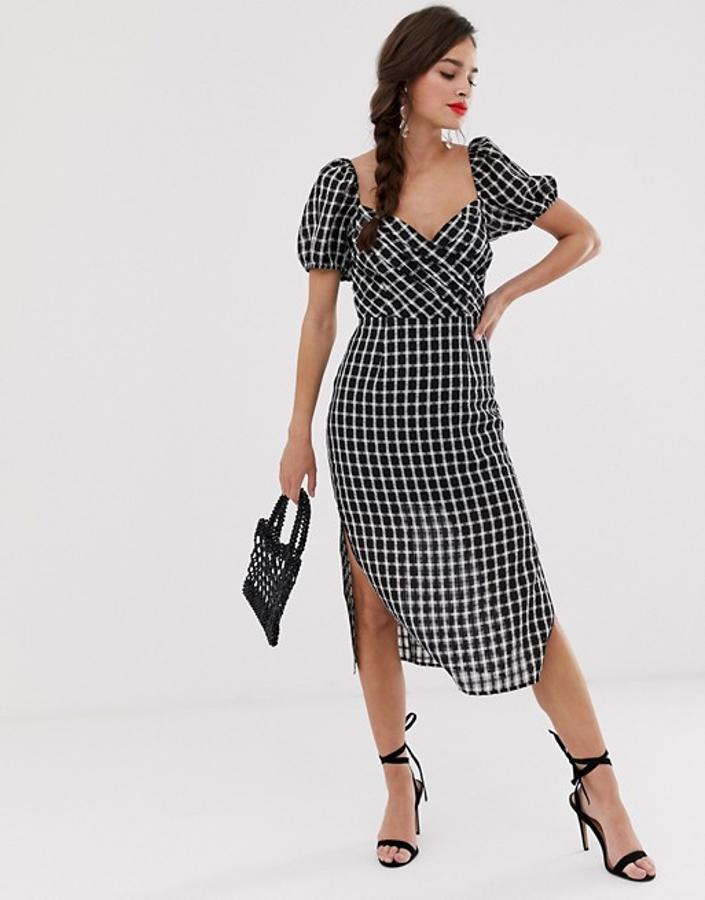 Una de las propuestas más estilosas es este bonito vestido de Finders Keepers negro con cuadros blancos, bajo asimétrico con aberturas, escote corazón y mangas abullonadas. De 186,99 euros ha pasado a 91,99 euros y solo queda en las tallas XS y S.