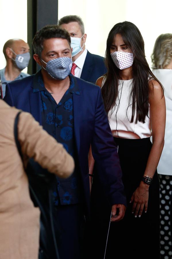 Alejandro Sanz dejó a Raquel Perera en 2019, y casi inmediatamente empezó a dejarse ver en la compañía de la artista cubana Rachel Valdés. Él tiene 51 años; ella, 30.