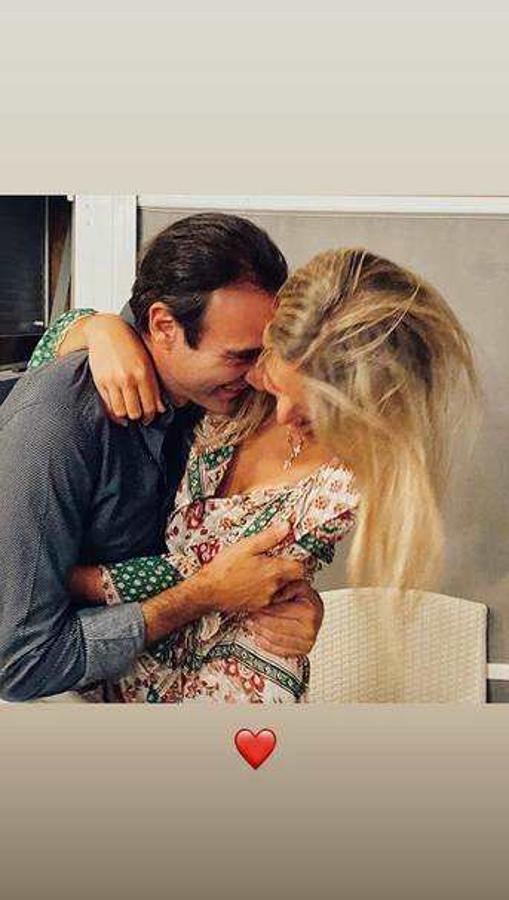 El torero tiene 48 años y cuando se casó con Paloma Cuevas, hace 24, Ana Soria ni siquiera había nacido. Con dos hijas de 12 y 8 años, los dos han decidido emprender caminos separados, y el de Enrique, al parecer, discurre de la mano de esta joven estudiante de 21 años.