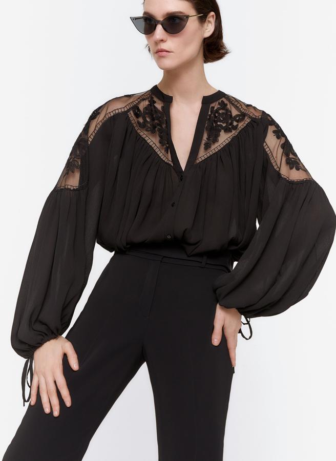 Blusa de bambula con escote de pico y transparencias de gasa con bordados en los hombros, de las rebajas de Uterqüe (49,95 €).