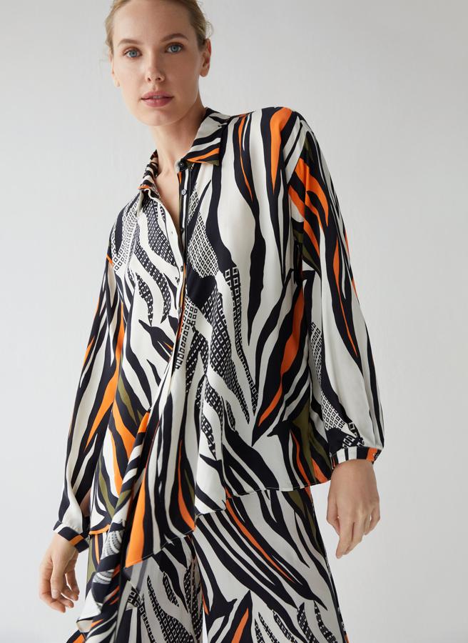 Camisa estampada de inspiración safari, de las rebajas de Uterqüe (39,95 €).