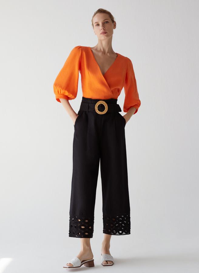 Blusa cruzada con escote de pico y manga abullonada, de las rebajas de Uterqüe (49,95 €).