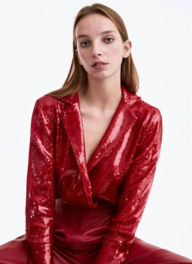 Camisa de lentejuelas con solapa clásica y manga larga, de las rebajas de Uterqüe (49,95 €).