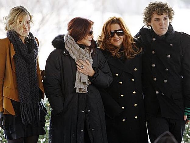 Una de las pocas fotos de la familia Presley casi al completo: Priscilla (con la bufanda), Lisa Marie (a su derecha), Riley Keough y su hermano, Benjamin Keough, reunidos en 2010 con ocasión del 75 cumpleaños de Elvis.