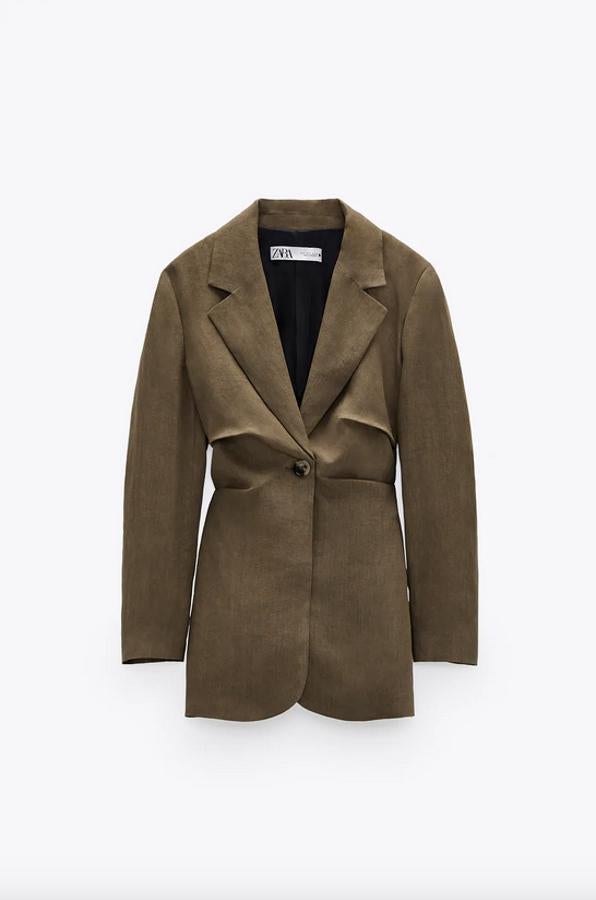 En color caqui, con cuello solapa y escote de pico con manga larga, esta blazer entallada de Zara tiene detalle de pliegues en la cintura. Cuesta 79,95 euros y está disponible entre las tallas XS y XL.