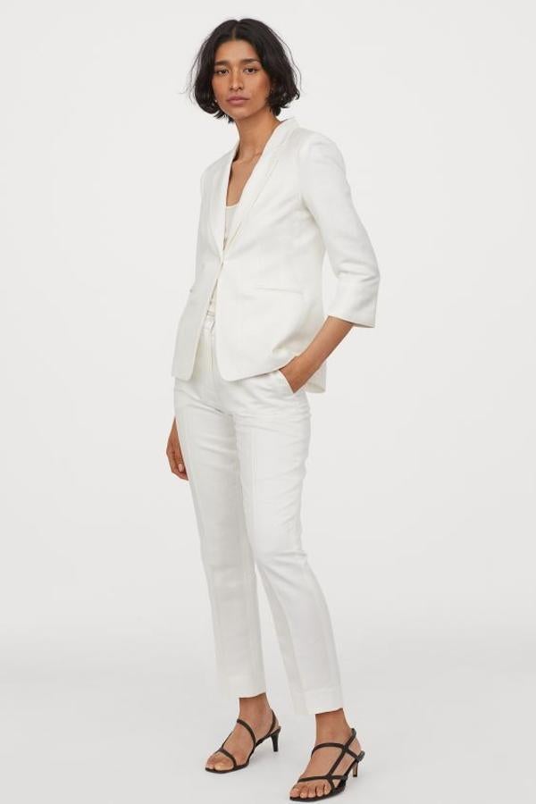 Diseño entallado para esta blazer en color crema de H&M en sarga de mezcla de lino y viscosa con solapas de muesca y botón delantero. Con bolsillos ribeteados y mangas tres cuartos, cuesta 39,99 euros y está disponible entre las tallas 32 y 50.