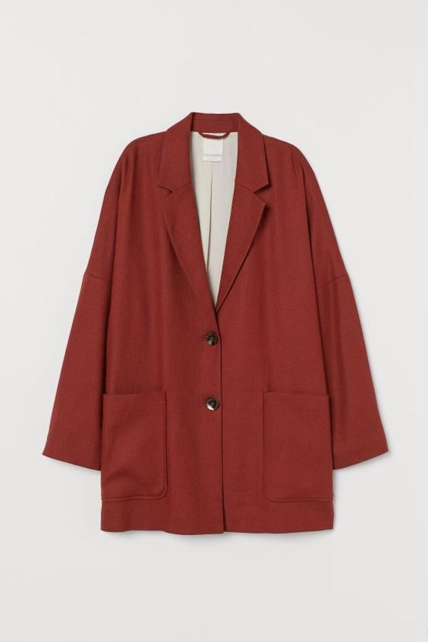 Diseño oversize para esta blazer de H&M en sarga de mezcla de lino con cuello, solapas de muesca y botones delanteros. En marrón teja, cuesta 39,99 euros y está disponible entre las tallas XS y XXL, aunque las tres últimas se están agotando. Solo se vende en la web.