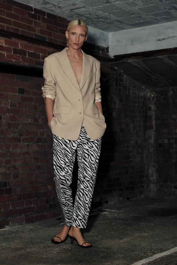 Diseño oversize para esta blazer confeccionada con mezcla de lino. Viene con cuello y solapa de manga larga, bolsillos laterales de solapa y cierre frontal con botones transparentes. Cuesta 39,95 euros y solo queda en la talla L.